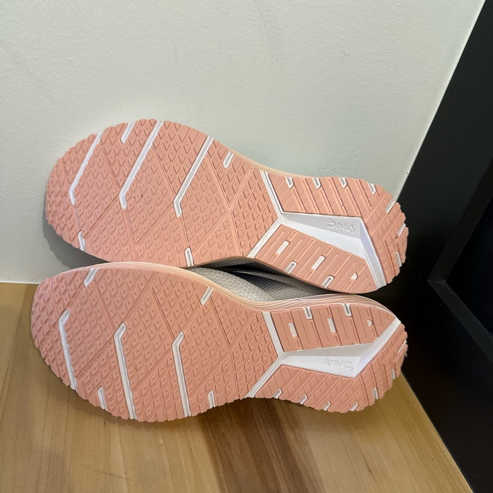 Brooks Women's Sneakers in White and Light Pink New without Box - Picture 14 of 15